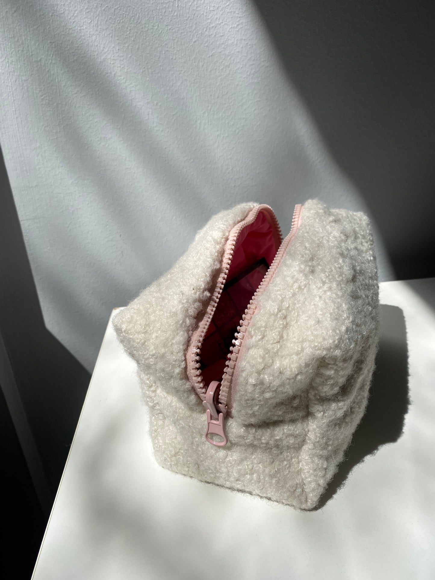 White fur pouch 💗