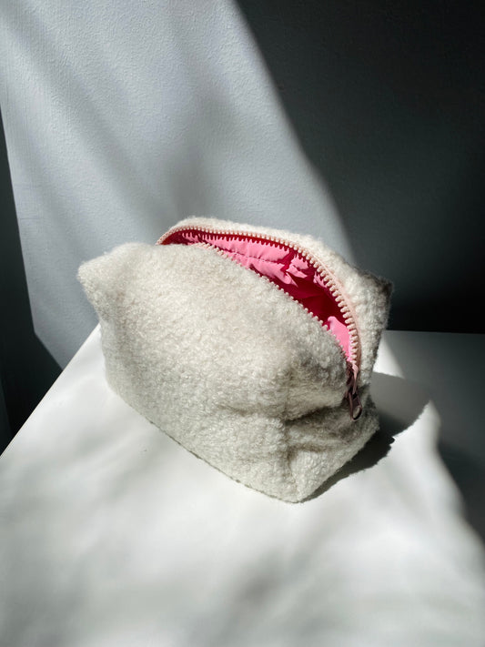 White fur pouch 💗