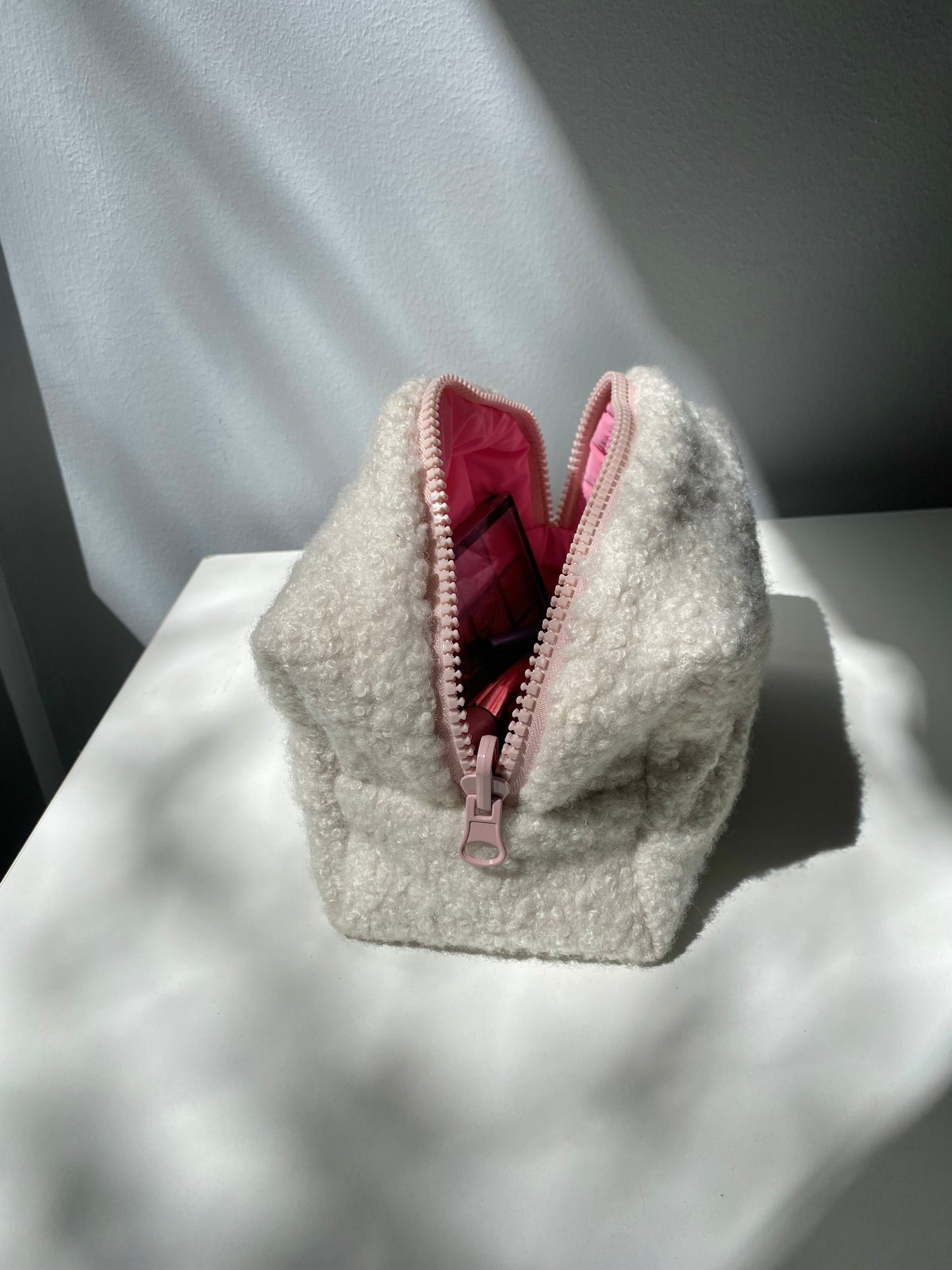 White fur pouch 💗
