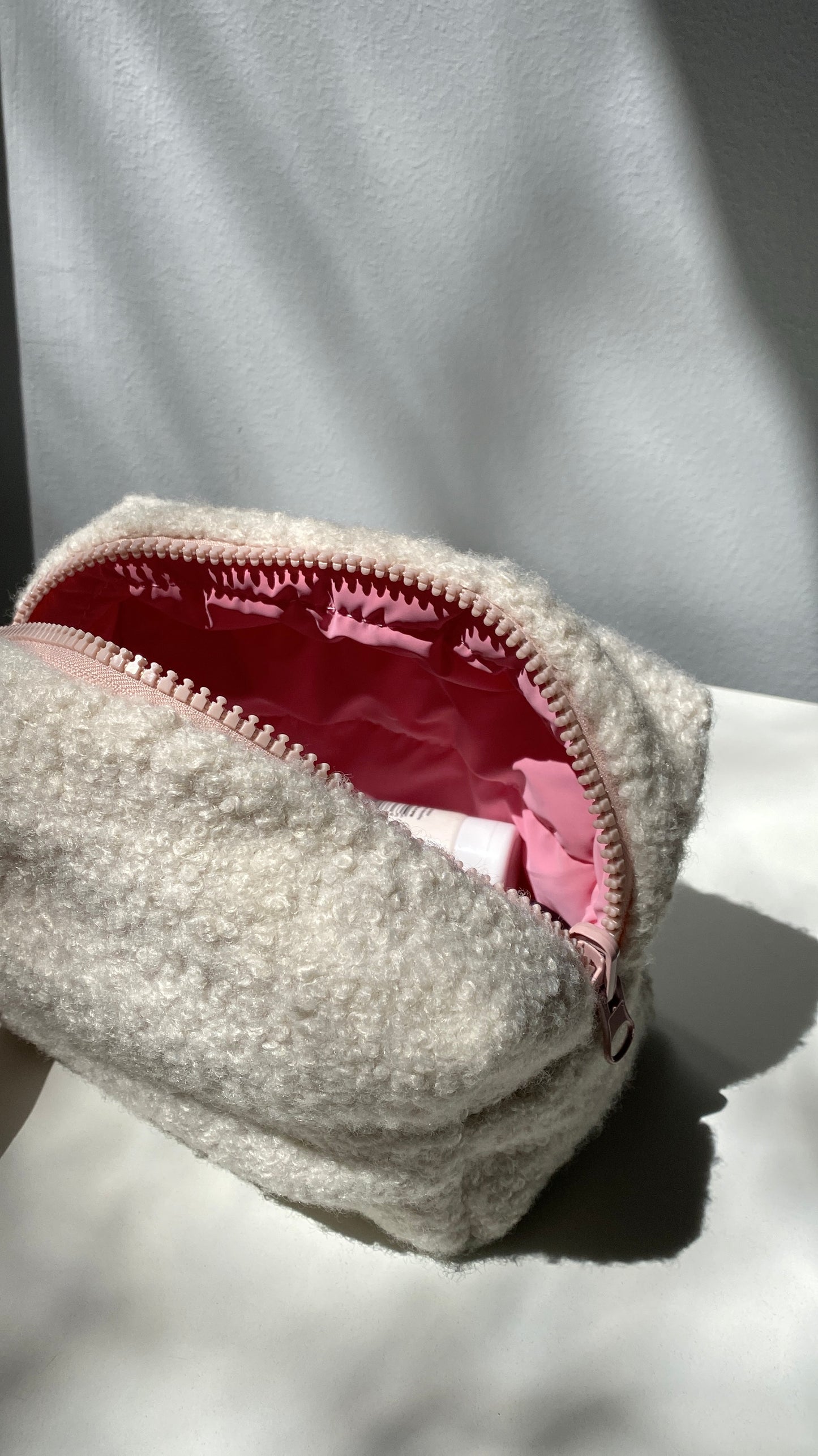 White fur pouch 💗