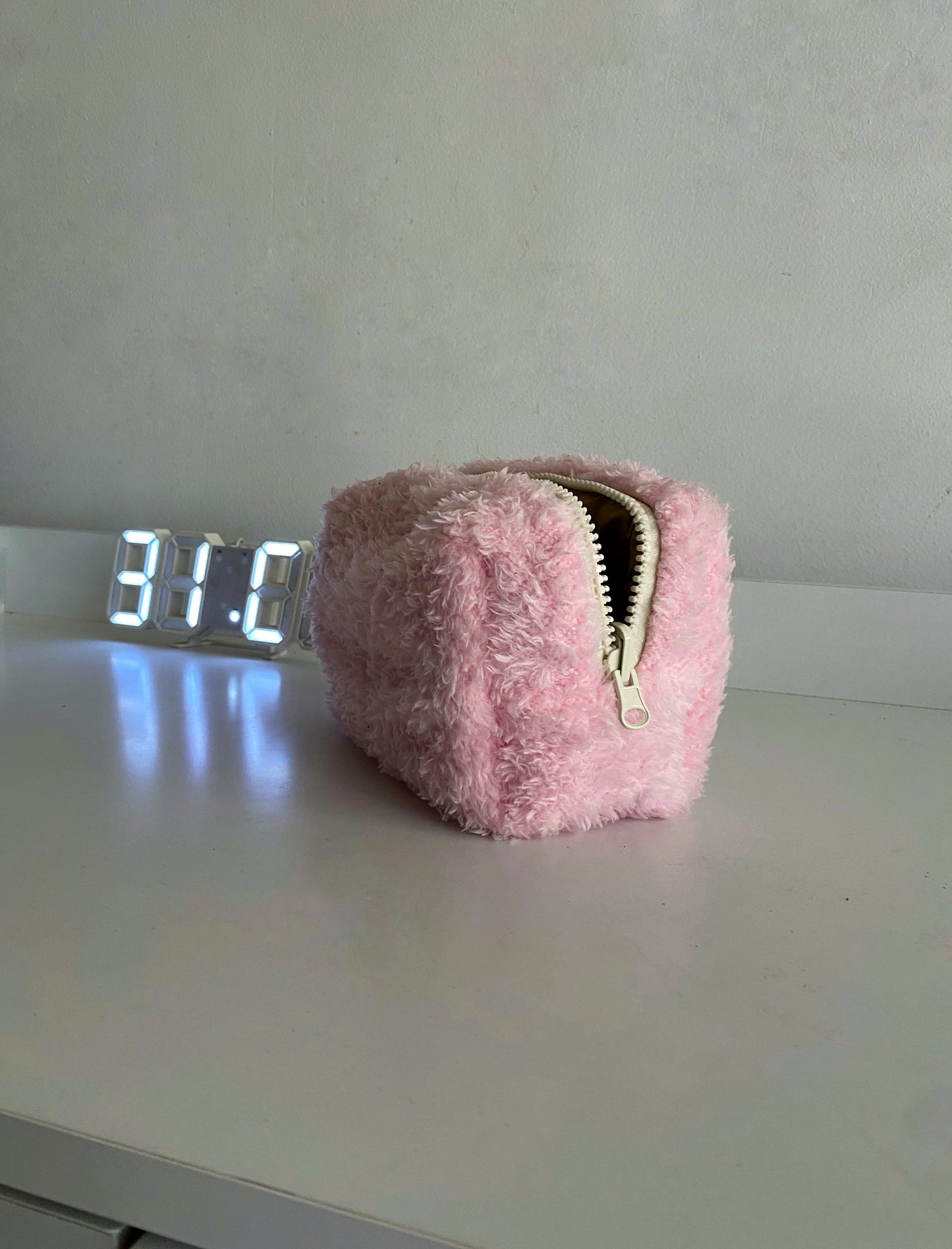 Pink fur pouch🎀🤍